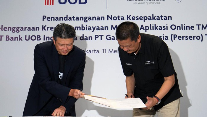 Garuda Indonesia Bersinergi dengan UOB Indonesia Penandatanganan nota kesepakatan penyelenggaraan kredit pembiayaan melalui aplikasi online TMRW Pay yang diselenggarakan di UOB Plaza, Jakarta, Rabu 11 Mei 2022.