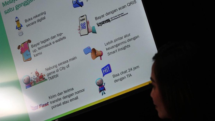 Penandatanganan nota kesepakatan penyelenggaraan kredit pembiayaan melalui aplikasi online TMRW Pay yang diselenggarakan di UOB Plaza, Jakarta, Rabu 11 Mei 2022.