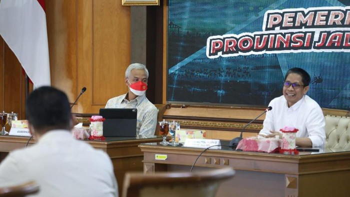 Gubernur Jateng Ganjar Pranowo saat menerima kunjungan Ketua Komisi A DPRD Sulsel Selle KS Dalle di Kantor Gubernur Jateng.