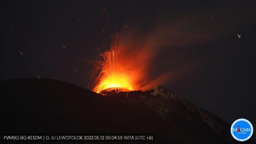 Gunung Ili Lewolotok saat erupsi dan mengeluarkan pijar panas, Kamis (12/5/2022)