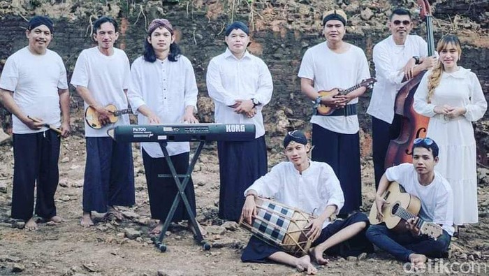Hakim PN Jaksel Djuyamto (empat dari kiri) feat Team Greget.