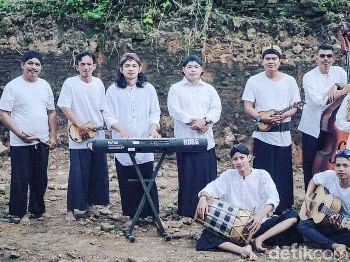 Hakim PN Jaksel Djuyamto (empat dari kiri) feat Team Greget.