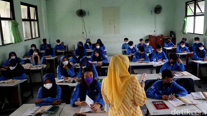Siswa SMP 2 Kota Bekasi kembali mengikuti pembelajaran tatap muka di sekolah usai lebaran. Halal bihalal dilakukan sebelum memulai kegiatan belajar-mengajar.