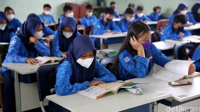 Siswa SMP 2 Kota Bekasi kembali mengikuti pembelajaran tatap muka di sekolah usai lebaran. Halal bihalal dilakukan sebelum memulai kegiatan belajar-mengajar.
