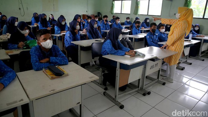 Hari Pertama Sekolah Usai Lebaran, Ini yang Dilakukan Siswa di Bekasi Siswa SMP 2 Kota Bekasi kembali mengikuti pembelajaran tatap muka di sekolah usai lebaran. Halal bihalal dilakukan sebelum memulai kegiatan belajar-mengajar.