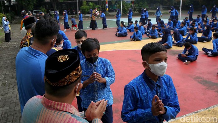 Hari Pertama Sekolah Usai Lebaran, Ini yang Dilakukan Siswa di Bekasi Siswa SMP 2 Kota Bekasi kembali mengikuti pembelajaran tatap muka di sekolah usai lebaran. Halal bihalal dilakukan sebelum memulai kegiatan belajar-mengajar.