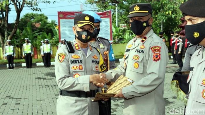 Ipda Ade dapat penghargaan karena aksi heroiknya menyelamatkan wisatawan yang nyaris tenggelam.