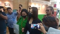 Iqlima Kim, menurut pengacaranya, Razman Arif Nasution, mengalami depresi dan tertekan karena Hotman Paris. Foto: Ahsan/detikHOT