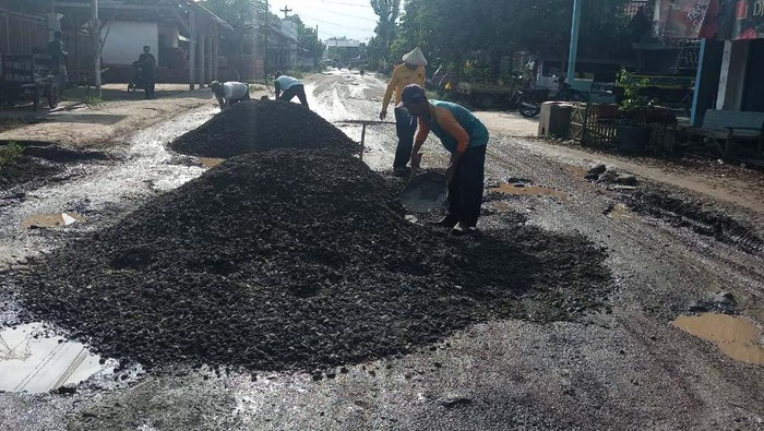Jalan Rusak yang Viral Ditanami Pohon Pisang Diperbaiki Jalan di Desa Kembang-Pucel, Kecamatan Dukuhseti, Kabupaten Pati, yang rusak tengah diperbaiki. Jalan ini sempat viral karena ditanami pohon pisang.