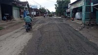 Pemkab Pati bergerak dan memperbaiki jalan tersebut.