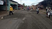 Lubang dan genangan yang ada di jalan tersebut ditambal.