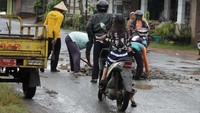 Bupati Pati Haryanto mengatakan jalan rusak itu bukan disebabkan karena transportasi kendaraan umum dan pribadi. Namun disebabkan karena adanya penambangan di wilayah Dukuhseti.