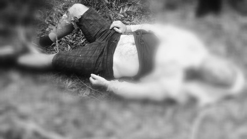 Jenazah WNA Polandia Michal Tracy sesaat setelah ditemukan gantung diri di sebuah lahan kosong di Desa Kutuh, Kuta Selatan, Badung