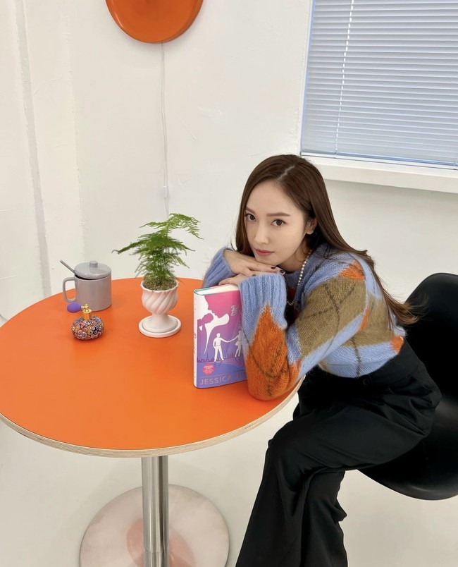 Jessica Jung baru saja merilis ‘Bright’, sekuel dari novel pertamanya yang berjudul ‘Shine’. Eks member Girls’ Generation itu pun menuai kontroversi karena diduga telah menggiring opini publik terkait masalahnya. Foto: dok. Instagram @jessica.syj