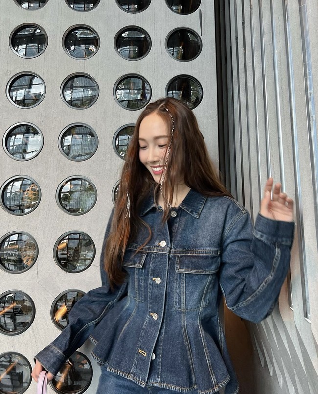Jessica Jung melanjutkan bahwa karakter fiksinya Rachel enggan menghentikan bisnis fashion-nya maupun keluar dari grupnya. Dan sejak keluar dari Girls Forever, dia tak pernah berkomunikasi dengan personelnya. Foto: dok. Instagram @jessica.syj
