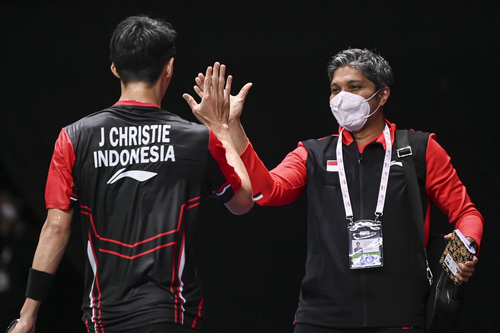 Pebulu tangkis tunggal putra Indonesia Jonatan Christie (kiri) bersalaman dengan pelatihnya Irwansyah (kanan) usai mengalahkan lawannya pebulu tangkis tunggal putra Cina Li Shi Feng dalam pertandingan babak perempat final Piala Thomas 2022 di Impact Arena, Bangkok, Thailand, Kamis (12/5/2022). Kemenangan Jonatan Christie dengan skor 21-13 dan 21-18 lengkapi kemenangan Tim Thomas Indonesia dengan skor akhir 3-0 atas Cina dan berhak melaju ke babak semifinal. ANTARA FOTO/M Risyal Hidayat/YU