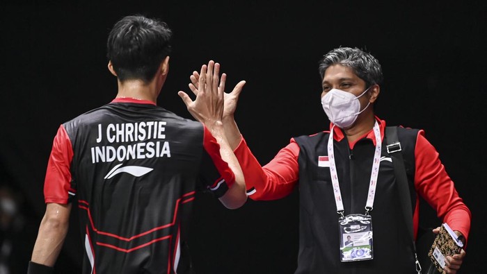 Pebulu tangkis tunggal putra Indonesia Jonatan Christie (kiri) bersalaman dengan pelatihnya Irwansyah (kanan) usai mengalahkan lawannya pebulu tangkis tunggal putra Cina Li Shi Feng dalam pertandingan babak perempat final Piala Thomas 2022 di Impact Arena, Bangkok, Thailand, Kamis (12/5/2022). Kemenangan Jonatan Christie dengan skor 21-13 dan 21-18 lengkapi kemenangan Tim Thomas Indonesia dengan skor akhir 3-0 atas Cina dan berhak melaju ke babak semifinal. ANTARA FOTO/M Risyal Hidayat/YU