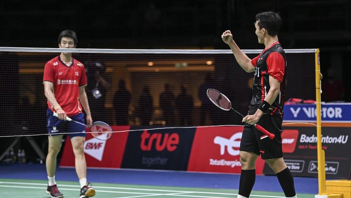 JONATAN CHRISTIE LENGKAPI KEMENANGAN TIM THOMAS INDONESIA Pebulu tangkis tunggal putra Indonesia Jonatan Christie (kiri) bersalaman dengan pelatihnya Irwansyah (kanan) usai mengalahkan lawannya pebulu tangkis tunggal putra Cina Li Shi Feng dalam pertandingan babak perempat final Piala Thomas 2022 di Impact Arena, Bangkok, Thailand, Kamis (12/5/2022). Kemenangan Jonatan Christie dengan skor 21-13 dan 21-18 lengkapi kemenangan Tim Thomas Indonesia dengan skor akhir 3-0 atas Cina dan berhak melaju ke babak semifinal. ANTARA FOTO/M Risyal Hidayat/YU