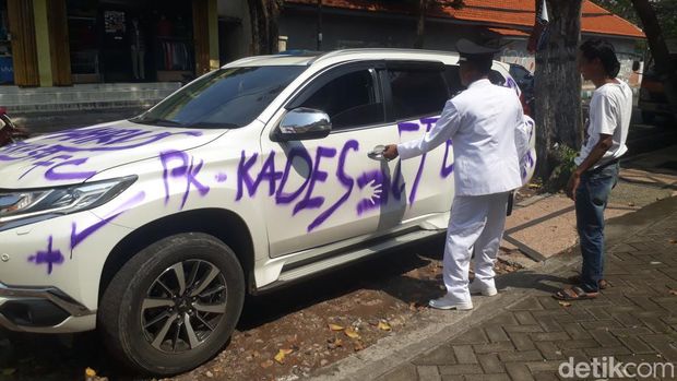 Kades di Malang datang ke pelantikan dengan membawa Pajero penuh coretan