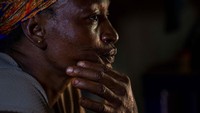 Roseline Ujah (49) duduk di tempat tidurnya di Umuida, Nigeria. Suami Ujah, Godwin, jatuh sakit dengan demam dan batuk parah akibat virus COVID-19.  Akhirnya, suami Ujah meninggal dan ia menjadi janda.  