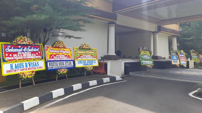 Karangan bunga penuhi kantor Pj Gubernur Banten Al Muktabar (Bahtiar-detikcom)