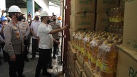Dari hasil pengungkapan kasus itu, polisi menyita beberapa merk minyak goreng kemasan yang berada di delapan kontainer itu. Ada minyak goreng kemasan yang terkemas dalam 10.234 karton dengan berat total 121 ton. Tidak hanya itu, polisi juga menyita dokumen-dokumen ekspor minyak goreng tersebut sebagai barang bukti. Pada saat yang bersamaan Kapolda Jatim IrjenNico Afinta turut mendampingi Bareskrim Polri Komjen Agus Andrianto dan perwakilan Kementerian Perdagangan mengecek langsung isi dua kontainer dari total delapan kontainer minyak goreng yang ditemukan.