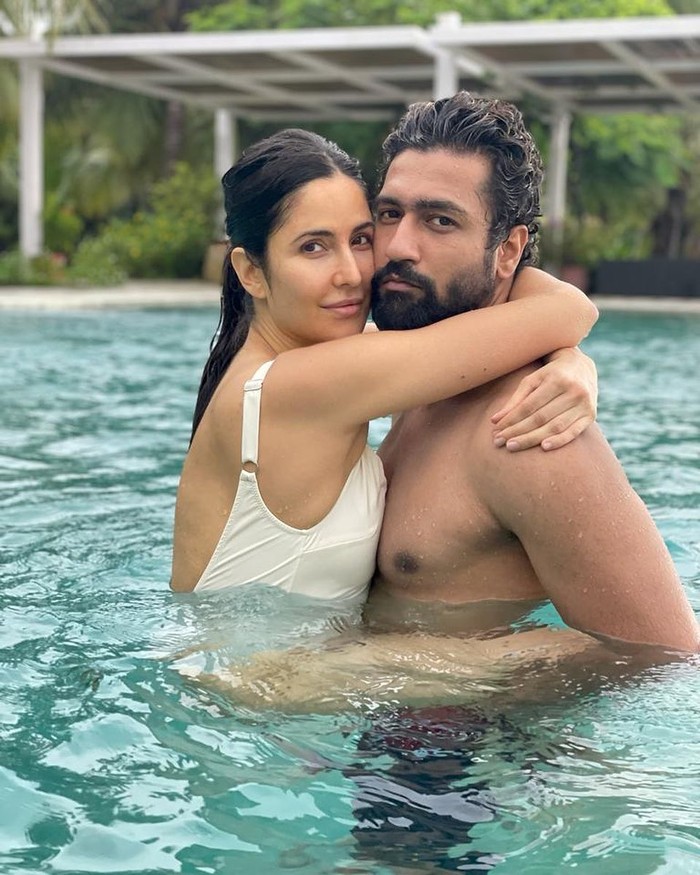 Katrina Kaif Kemesraan Katrina Kaif bersama suami di kolam renang.