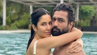 Vicky Kaushal dan Katrina Kaif menikah pada Desember 2021. Kaif dikenal karena film-filmnya seperti Tiger Zinda Hai hingga Zero. Kaushal telah menerima pujian untuk perannya dalam film seperti Masaan hingga Sanju. Foto: dok. Instagram @katrinakaif