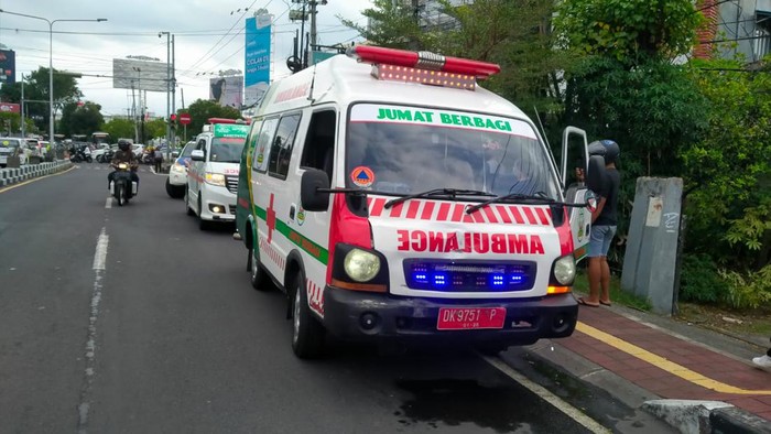 mobil ambulans ditabrak pemotor di Kuta