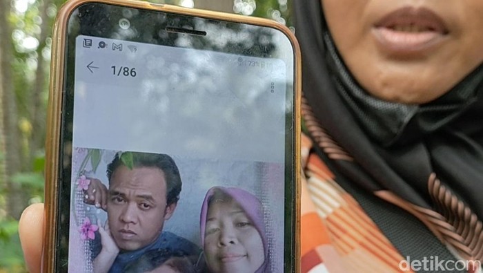 Keluarga menunjukkan foto mendiang Ngatiman alias Proyo semasa hidup, Kamis (12/5/2022).