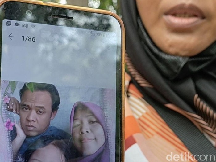 Keluarga menunjukkan foto mendiang Ngatiman alias Proyo semasa hidup, Kamis (12/5/2022).