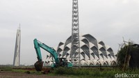 Pantauan detikJabar, Kamis (12/5/2022) pagi, pembangunan bagian luar masjid perkembangannya cukup pesat.