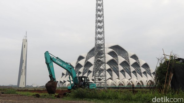 Pantauan detikJabar, Kamis (12/5/2022) pagi, pembangunan bagian luar masjid perkembangannya cukup pesat. Pantauan detikJabar, Kamis (12/5/2022) pagi, pembangunan bagian luar masjid perkembangannya cukup pesat.