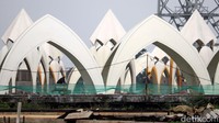 Hak tersebut dapat terlihat mulai dari pemasangan kubah sekaligus bisa digunakan untuk berteduh di luar masjid, hingga tiga dari empat rangka tiang penutup masjid sudah terpasang.
