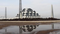 Untuk diketahui, Masjid Al-Jabbar disebut masjid apung karena berdiri di tengah-tengah danau buatan.