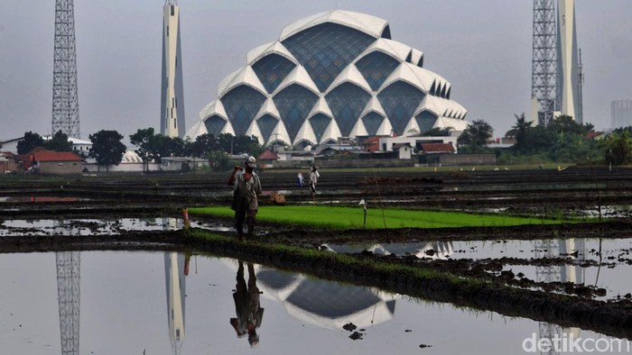 Keren! Masjid Apung Bandung Bakal Dilengkapi Museum-Tempat Menginap Pembangunan masjid apung Al-Jabbar, Bandung, terus dikebut. Rencananya, masjid tiga lantai itu akan dilengkapi museum hingga tempat menginap lho.
