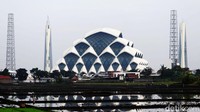 Masjid tiga lantai ini diketahui dapat menampung jemaah sekitar 50 ribu orang. Tak hanya itu, Masjid Al-Jabbar rencananya akan dilengkapi dengan museum, tempat menginap, pelatihan, pertemuan, hingga seminar.