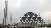 Pembangunan masjid apung Al-Jabbar terus dikebut.