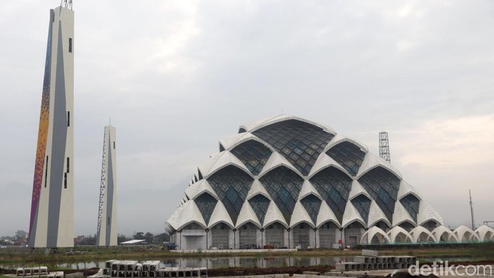 Keren! Masjid Apung Bandung Bakal Dilengkapi Museum-Tempat Menginap Pembangunan masjid apung Al-Jabbar, Bandung, terus dikebut. Rencananya, masjid tiga lantai itu akan dilengkapi museum hingga tempat menginap lho.