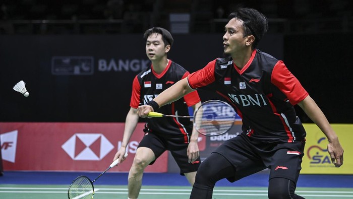 Pebulu tangkis ganda putra Indonesia Mohammad Ahsan (kanan) dan Kevin Sanjaya Sukamuljo (kiri) berpose usai mengalahkan lawannya pebulu tangkis ganda putra Cina Liu Yu Chen dan Ou Xuan Yi dalam pertandingan babak perempat final Piala Thomas 2022 di Impact Arena, Bangkok, Thailand, Kamis (12/5/2022). Kemenangan Kevin/Ahsan dengan skor 21-17 dan 21-16, membawa Tim Thomas Indonesia unggul sementara 2-0 atas Cina. ANTARA FOTO/M Risyal Hidayat/YU