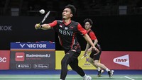 Dalam pertandingan di Impact Arena, Kamis (12/5/2022) malam WIB, Ahsan/Kevin langsung panen poin di awal-awal gim pertama. Mereka membukukan lima poin beruntun. Mereka mampu menang pada gim pertama dengan skor 21-17 dengan durasi 18 menit.