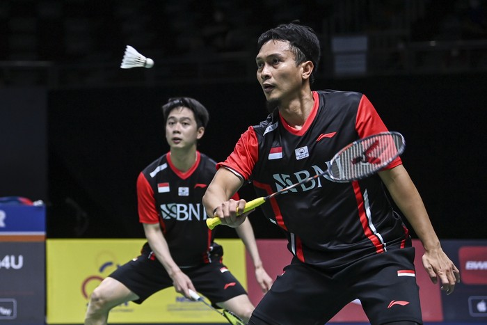 Pebulu tangkis ganda putra Indonesia Mohammad Ahsan (kanan) dan Kevin Sanjaya Sukamuljo (kiri) berpose usai mengalahkan lawannya pebulu tangkis ganda putra Cina Liu Yu Chen dan Ou Xuan Yi dalam pertandingan babak perempat final Piala Thomas 2022 di Impact Arena, Bangkok, Thailand, Kamis (12/5/2022). Kemenangan Kevin/Ahsan dengan skor 21-17 dan 21-16, membawa Tim Thomas Indonesia unggul sementara 2-0 atas Cina. ANTARA FOTO/M Risyal Hidayat/YU