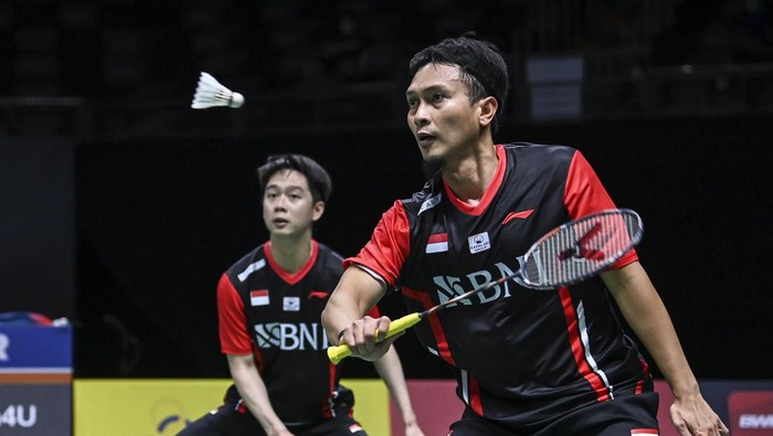 Pebulu tangkis ganda putra Indonesia Mohammad Ahsan (kanan) dan Kevin Sanjaya Sukamuljo (kiri) berpose usai mengalahkan lawannya pebulu tangkis ganda putra Cina Liu Yu Chen dan Ou Xuan Yi dalam pertandingan babak perempat final Piala Thomas 2022 di Impact Arena, Bangkok, Thailand, Kamis (12/5/2022). Kemenangan Kevin/Ahsan dengan skor 21-17 dan 21-16, membawa Tim Thomas Indonesia unggul sementara 2-0 atas Cina. ANTARA FOTO/M Risyal Hidayat/YU