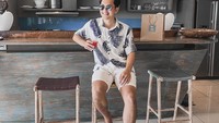 Selain itu, banyak juga foto-foto dirinya saat kulineran dan nongkrong seru di kafe. Seperti pada foto ini, ia menikmati minuman berwarna merah segar. Foto: Instagram @kikifarrel