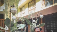 Ada juga momennya saat makan di hotel saat sarapan. Ia menyantap roti, omelette, sosis dan sayuran. Tak lupa juga minuman segar. Foto: Instagram @kikifarrel