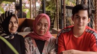 Banyak momennya bersama sang ibu yang diunggah di Instagram. Salah satunya saat makan bersama di sebuah restoran. Kiki Farrel pun menyempatkan untuk berfoto bersama. Foto: Instagram @kikifarrel