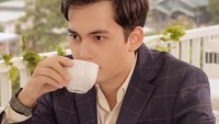 Nah, kalau yang satu ini adalah momen kala Kiki Farrel menikmati secangkir kopi. Namun, ini hanyalah salah satu adegan saat syuting. Foto: Instagram @kikifarrel