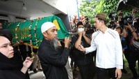 Kiki Farrel menggotong keranda berisi jenazah Mama Dahlia menuju ke masjid. Foto: Palevi/detikcom