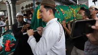 Jenazah Mama Dahlia kemudian dibawa ke TPU Pisangan, Ciputat, utuk dimakamkan. Foto: Palevi/detikcom