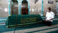 Kiki Farrel bersimpuh di dekat jenazah Mama Dahlia. Foto: Palevi/detikcom